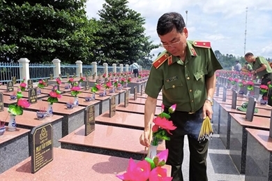 越南《人民公安报》社一行在嘉莱省克邦县烈士陵园敬香
