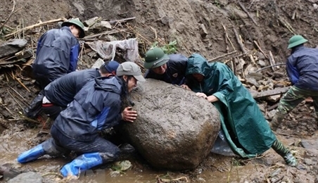 莱州省封土县因遭连日暴雨发生严重山体滑坡使6人死亡