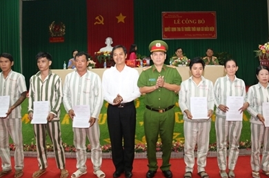 越南公安部定成监狱举行附条件提前释放决定公布仪式