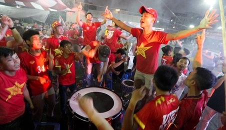 越南国奥队进亚运八强  河内首都球迷上街庆祝  挥舞国旗场面壮观