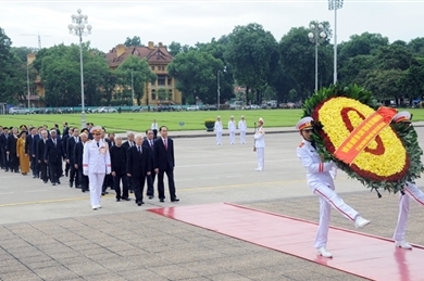 越南国庆73周年：党和国家领导人入陵瞻仰胡志明主席遗容