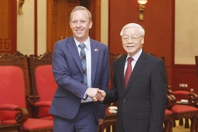 越共中央总书记阮富仲会见英国新任驻越大使