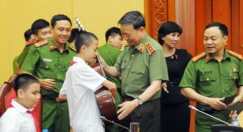 苏林部长向阮廷炤初中学校视障学生赠送吉他
