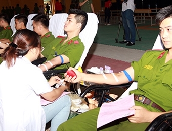 650名消防大学青年团员参加无偿献血活动