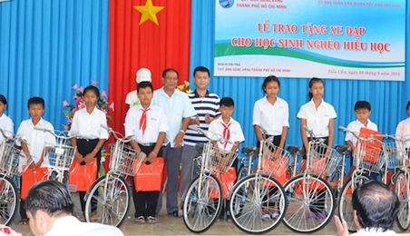 茶荣省公安厅向当地学生赠送自行车