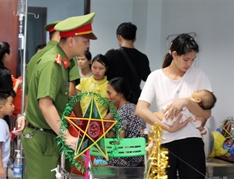 人民警察学院为儿童患者带来“红色中秋节”