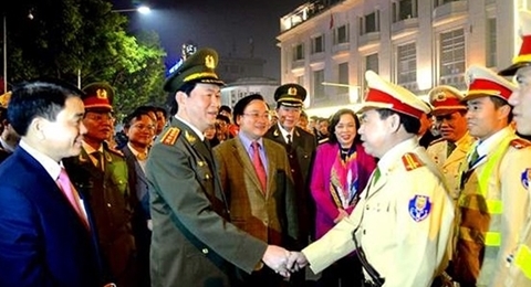 越南国家主席陈大光在公安部部长岗位上触动人心的照片