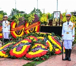 越南国家主席陈大光安葬仪式在宁平省举行