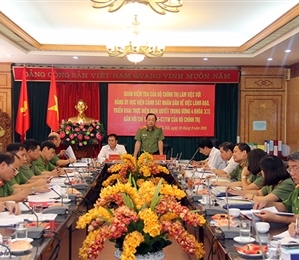 越共中央政治局检查代表团视察人民警察学院