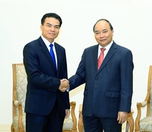 越南政府总理阮春福会见老挝总理府部长兼办公厅主任佩·蓬皮帕