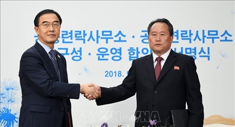 韩朝官员讨论落实高级领导人达成的协议