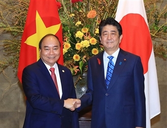 日本首相安倍晋三为越南政府总理阮春福举行隆重欢迎仪式