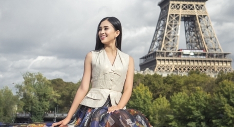2018年越南选美大赛桂冠陈小薇在法国巴黎街头上大放异彩