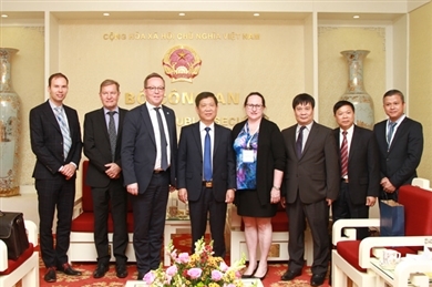 越南公安部副部长阮文山会见芬兰经济部部长
