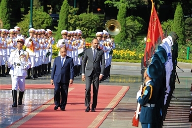 阮春福总理举行隆重仪式 欢迎法国总理访越