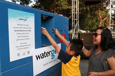 从空气制水机造出的纯净水吸引众多河内市民和游客来饮