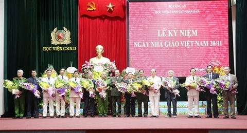 越南公安部副部长阮文成赴多所人民公安院校庆祝越南教师