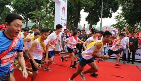 800名运动员参加“越南Kizuna Ekiden 2018——为交通安全马拉松”接力赛