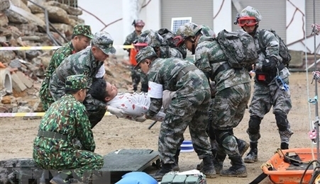 越中边境国防友好交流活动： 越中两军开展灾害救援联合演练活动