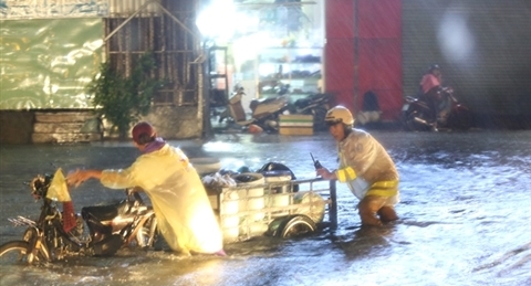交警力量尽力帮助人民渡过被淹没的街道