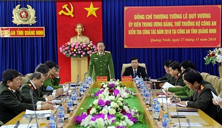 越南公安部副部长黎贵王视察广宁省公安厅