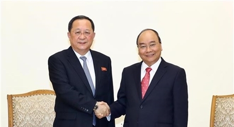 越南政府总理阮春福会见朝鲜外交部长李勇浩