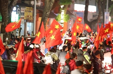 AFF Suzuki Cup 2018：越南国足队夺得冠军 全国各地球迷涌上街头庆祝