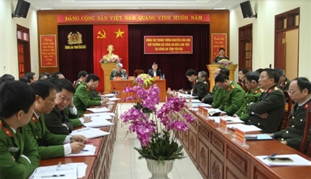 阮文山副部长与安沛省公安厅举行工作会议
