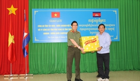 越南西宁省公安厅与柬埔寨特本克蒙省、波罗勉省警察局举行友好交流会