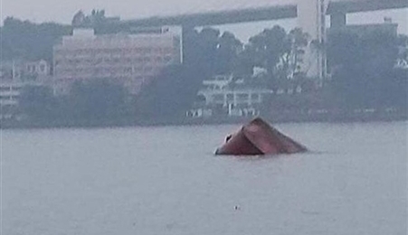 广宁省下龙海域船舶碰撞事故：成功救起4名船员并找到船长尸体