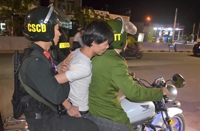 岘港市公安局的911号警察力量为岘港市秩序安全做出贡献