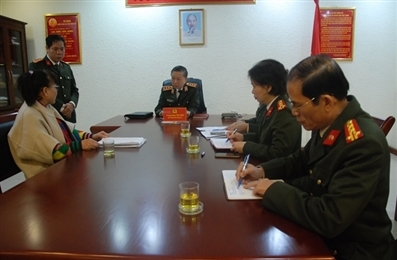 越南公安部部长苏林定期会见公民