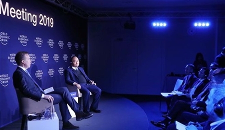 越南政府总理阮春福与世界经济论坛主席进行对话