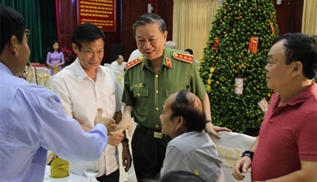 越南公安部与退休高级公安干部举行见面会