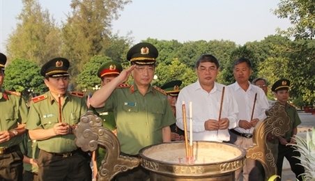 越南公安部副部长阮文成一行赴西宁省向各位英雄烈士敬香