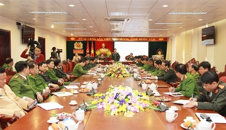 阮文山副部长视察和平省、河内市的秩序安全保障工作