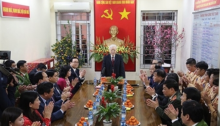 越共中央总书记、国家主席阮富仲向河内市民众、劳动者拜年