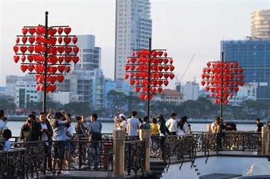 情侣在岘港市爱情桥上渡过浪漫的情人节