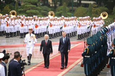 越共中央总书记、国家主席阮富仲为阿根廷总统举行隆重的欢迎仪式
