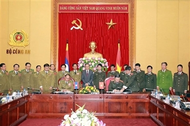 越南公安部部长苏林会见老挝安国家全部部长
