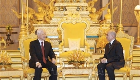 越共中央总书记、国家主席阮富仲同柬埔寨国王诺罗敦·西哈莫尼举行会谈