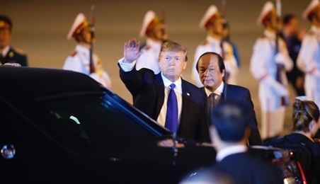 美国总统特朗普抵达越南参加美朝领导人河内会晤