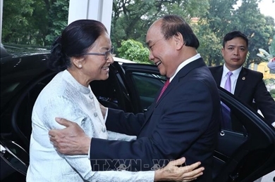 越南政府总理阮春福会见老挝国会主席巴妮