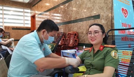 出入境管理局200多名干部战士参加无偿献 血活动