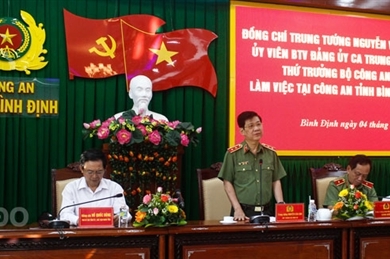 阮文山副部长与平定省公安厅举行工作会议