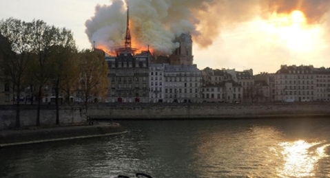 法国巴黎圣母院发生火灾 但建筑结构得以保住