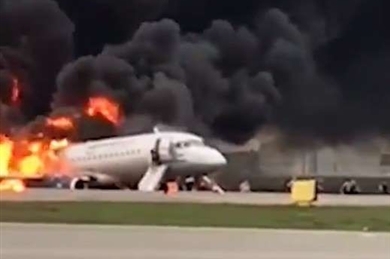 俄罗斯客机起火 多人死亡