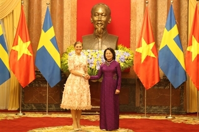 越南国家副主席邓氏玉盛举行仪式欢迎瑞典女王储维多利亚访越