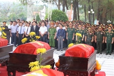 18具在老挝牺牲的越南烈士遗骸追掉会和安葬仪式在承天顺化省举行