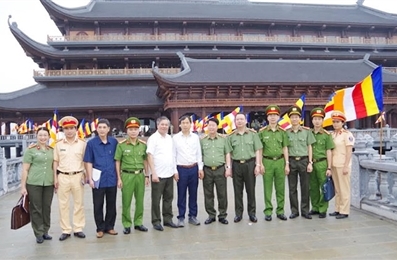 越南公安部副部长裴文南视察2019年联合国佛诞大典卫塞节秩序安全保障工作
